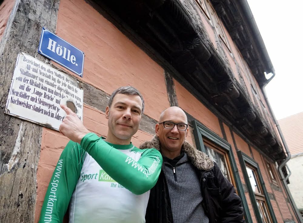 Jeff Kammerad, (li.) will in sechs Monaten einen Mann und eine Frau für den ersten von Mark Hörstermann (re.) organisierten Triathlon „Hölle von Q“ fit machen. Interesenten könne sich bei der MZ melden.