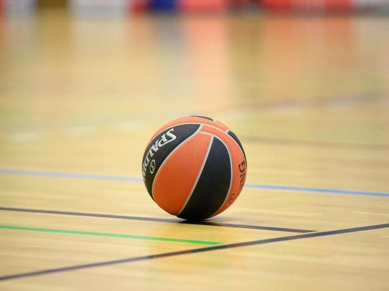 Wegen zwei positiver Corona-Tests im Team von medi Bayreuth sind die für das Wochenende angesetzten BBL-Pokalspiele der Franken abgesagt worden. Foto: Soeren Stache/dpa/Symbolbild
