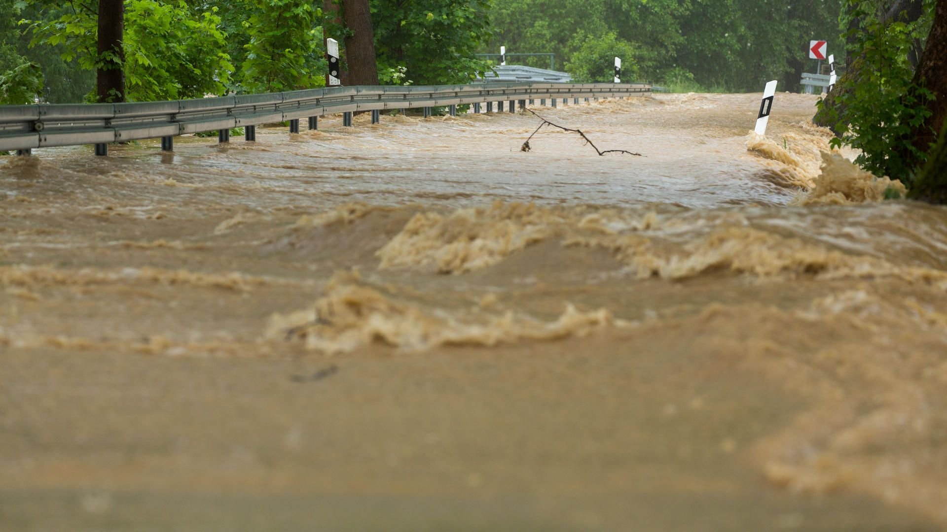 Wassermassen überfluten nach starken Regenfällen Straßen im Vogtland