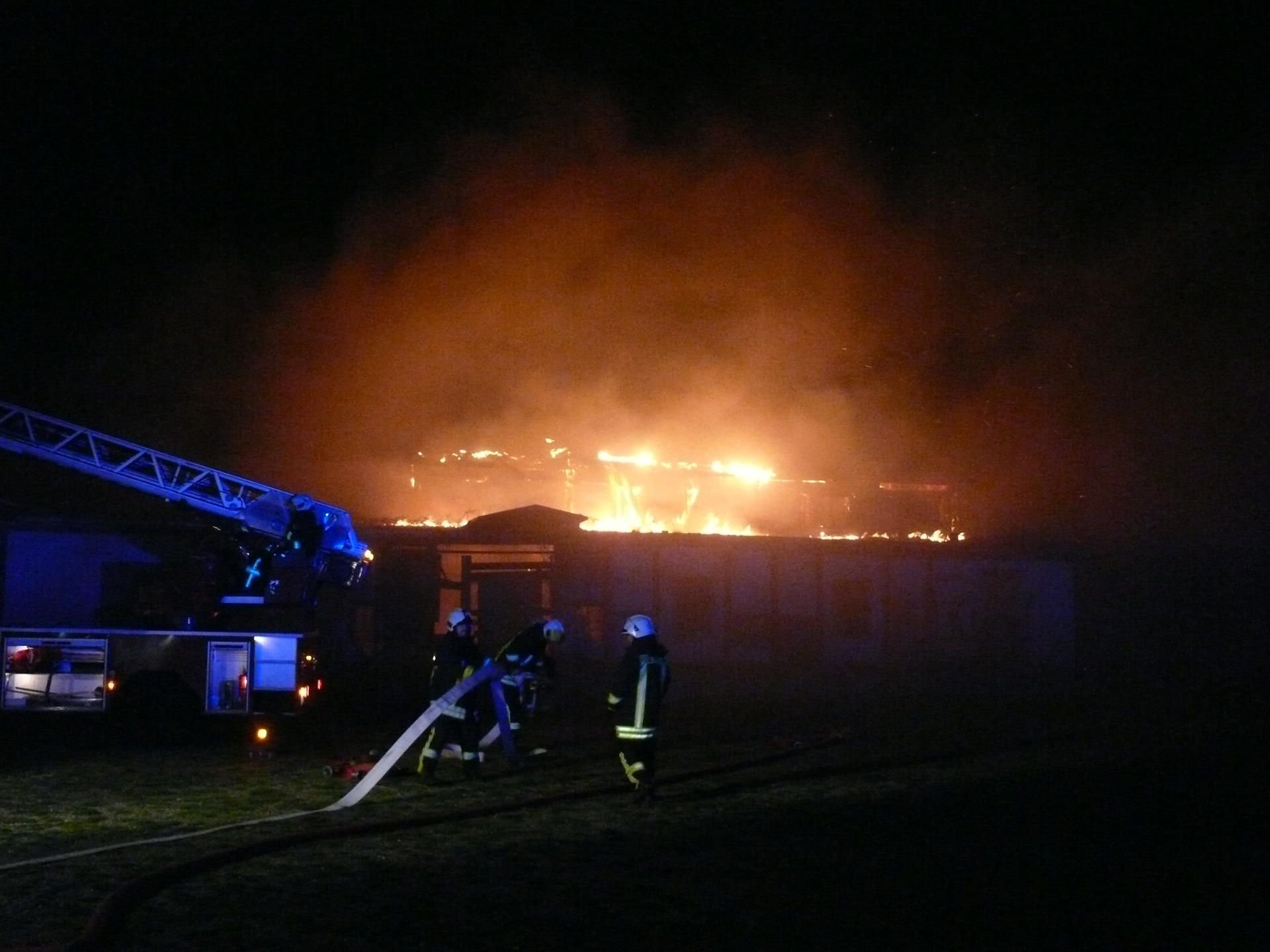 In Schönebeck ist in der Nacht zu Freitag eine leerstehende Lagerhalle abgebrannt.