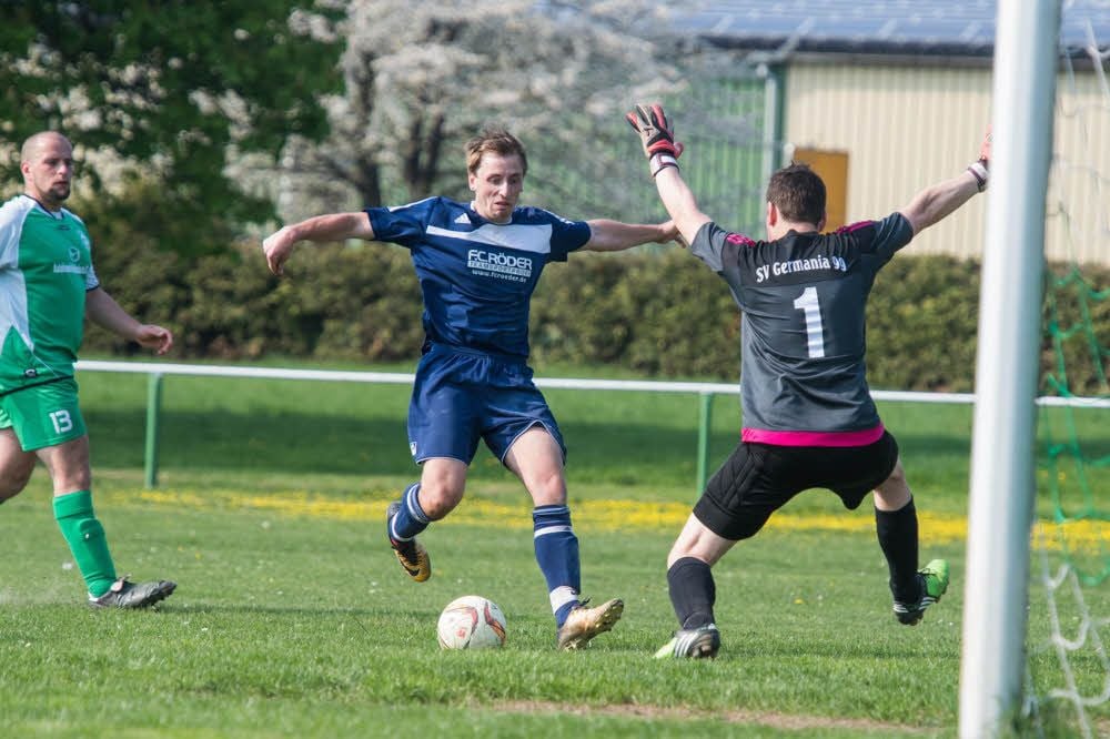 Karl Werner überwindet Germania-Keeper Stefan Bullirsch zum 5:0. Am Ende heißt es 6:1 für die Gleinaer. Links im Bild: Ronny Zeidler (Schönburg-Possenhain).