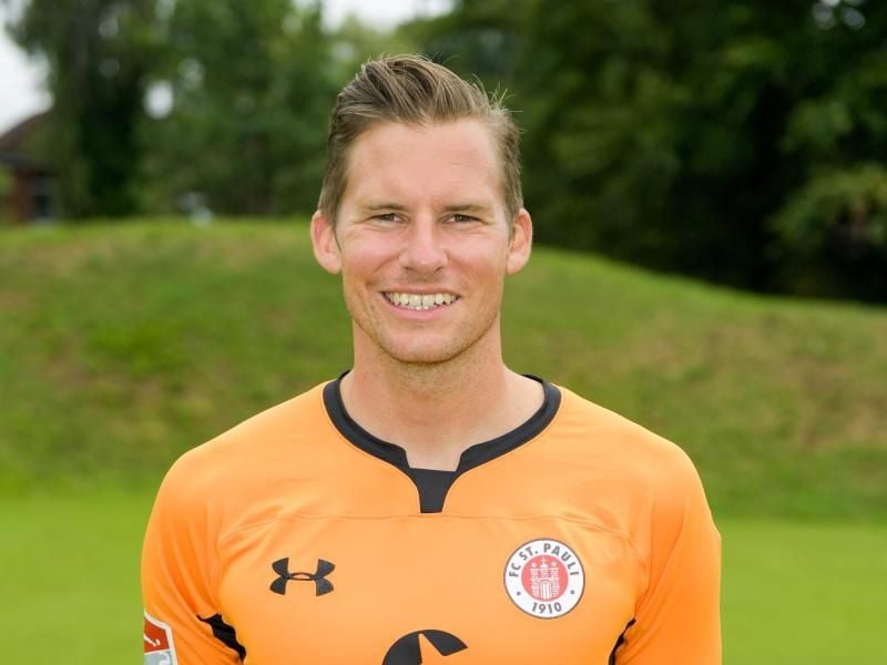 Fototermin FC St. Pauli: St. Paulis Torwart Philipp Heerwagen schaut in die Kamera des Fotografen. Foto: Axel Heimken/Archiv