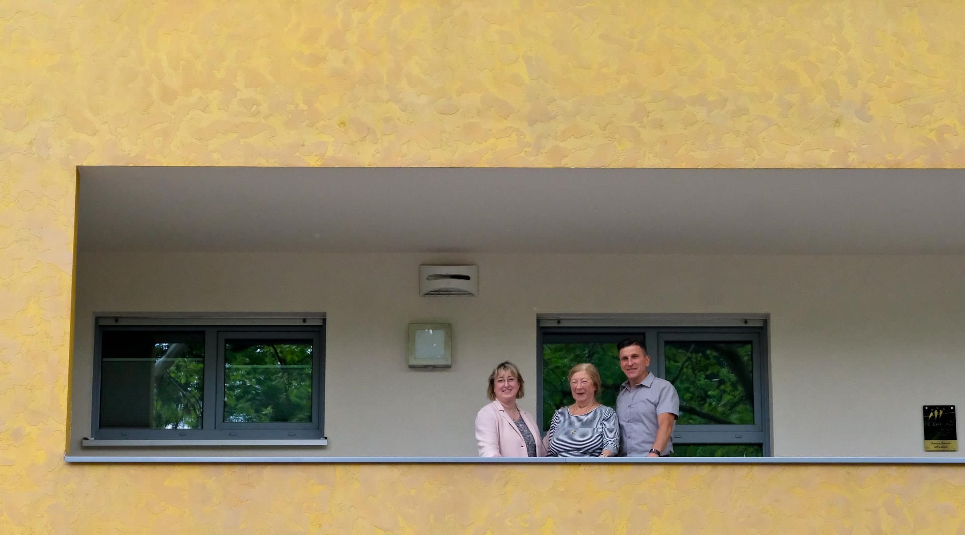 Die Mieterin Edda Michels (Mitte) mit Steffen Blumenthal und Martina Beßler von der Wohnungsgenossenschaft Halle-Süd.