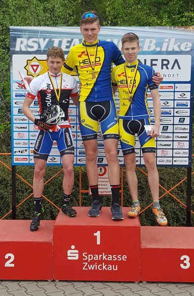 In der Mitte U 19-Sieger Pascal Söhner, rechts daneben der Dritte Julian Schnürer.