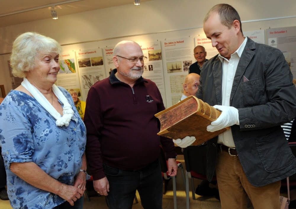 Torsten Oemler (r.) überreicht die Kostbarkeit an Jürgen Voigt und Karin Güntzel vom Heimatverein.