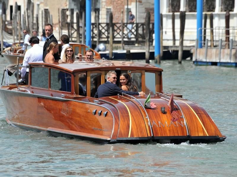 Ana Ivanovic und Bastian Schweinsteiger schippern am Dienstag nach der Eheschließung auf dem Canal Grande. Foto: Andrea Merola
