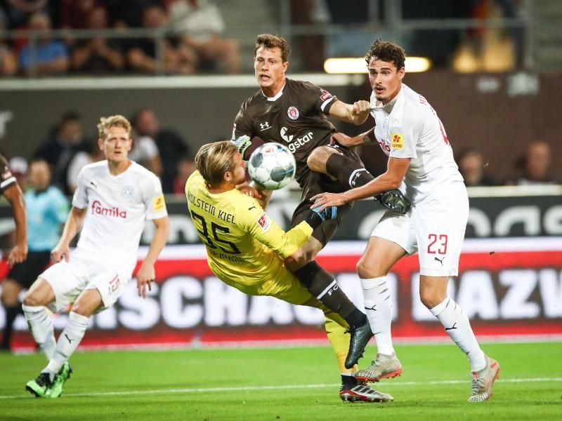 Pauli-Neuzugang James Lawrence (M.) erzielte das 1:0. Foto: Christian Charisius