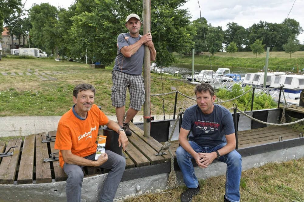 Hartmut Neuhaus (Umweltamt), Stefan Leuken (Rudervereinigung) und Karten Kühne vom Yachtclub Dessau wenige Tage vor dem Elbebadetag, den sie halfen, vorzubereiten. (v.li.)