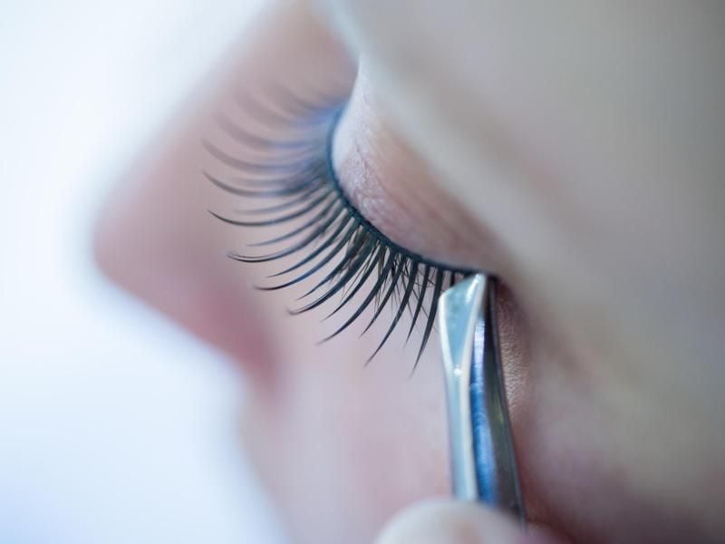Die zuvor mit Make-up-Entferner getränkten falschen Wimpern lassen sich einfach mit einer Pinzette entfernen. Foto: Andrea Warnecke