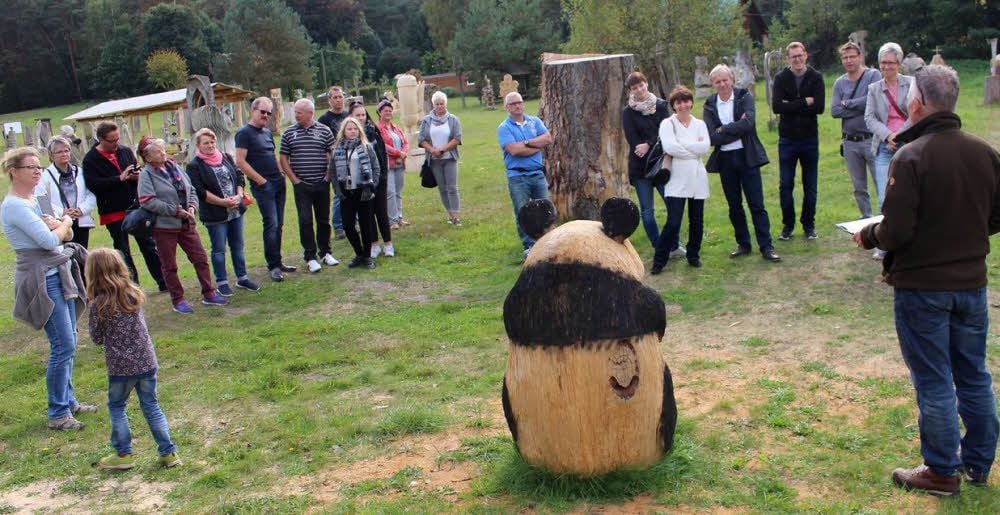 Auf der Skulpturenwiese neben Weichers Mühle in Tornau kam schwergewichtige Schnitzkunst unter den Hammer. Ortsbürgermeister Udo Reiss erteilte die Zuschläge.