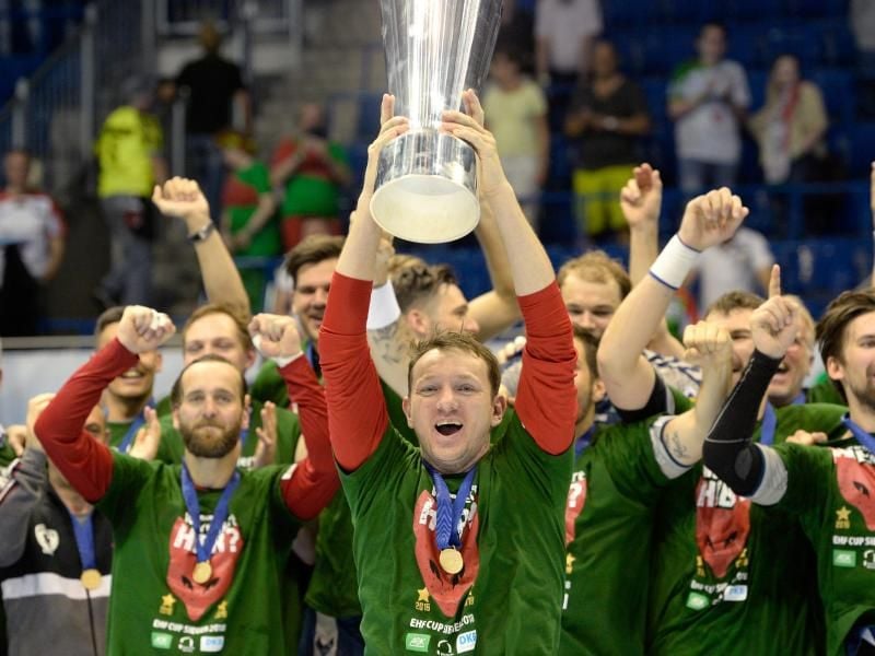 Petr Stochl streckt den Pokal in die Höhe. Foto: Jan Kuppert