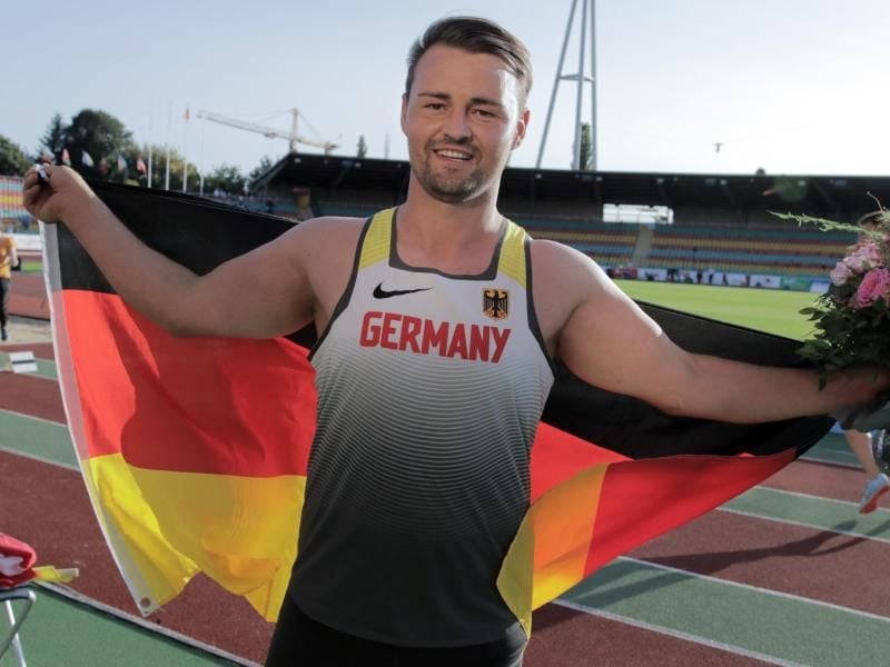 Mit EM-Silber verabschiedet T63-Weitspringer Heinrich Popow nach seinem letzten Wettkampf vom Publikum. Foto: Jens Büttner