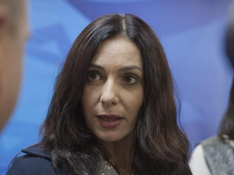 Gibt eine Erklärung zur Absage des Testspiels von Argentinien in Israel ab: Die Ministerin für Kultur und Sport Miri Regev. Foto: Dan Balilty/AP POOL