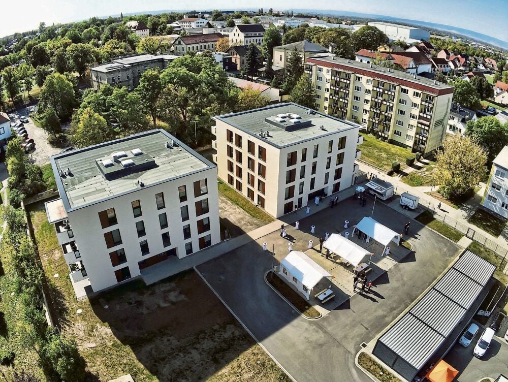 Klare Linien, viel Glas, Moderne und Funktionalität zeichnen die beiden Stadthäuser aus. Auch die letzte der 24 Wohnungen ist so gut wie vergeben.