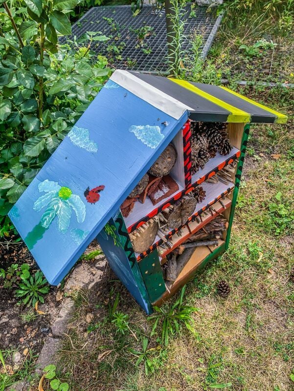 Nützlich: Ein kleines Insektenhotel in Cranachs Garten ist bereits fertiggestellt, die große Ausgabe soll zum Malschulfest im September befüllt werden.