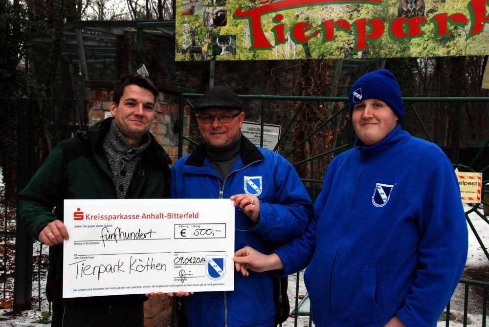 Kevin Meinhardt und Andreas Bösener vom Kukakö übergaben am Montag Tierpark-Mitarbeiter David Schaller-Engelmann (v.r.) eine Spende des Vereins in Höhe von 500 Euro. 420 Euro davon stammen aus dem Umsatz beim Knutfest, zu dem der Verein eingeladen hatte, die restlichen 80 Euro wurden als „Aufrundung“ vom Verein dazugegeben.