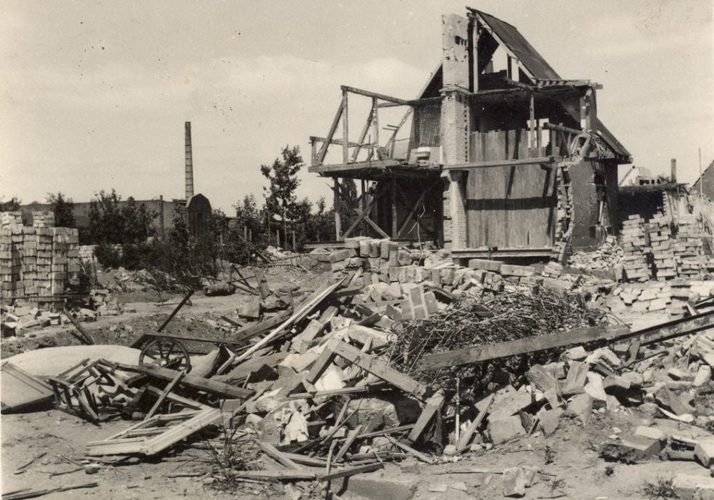 An der Hegebreite blieben nach der Bombardierung Bernburgs nur noch diese Reste eines Hauses stehen.