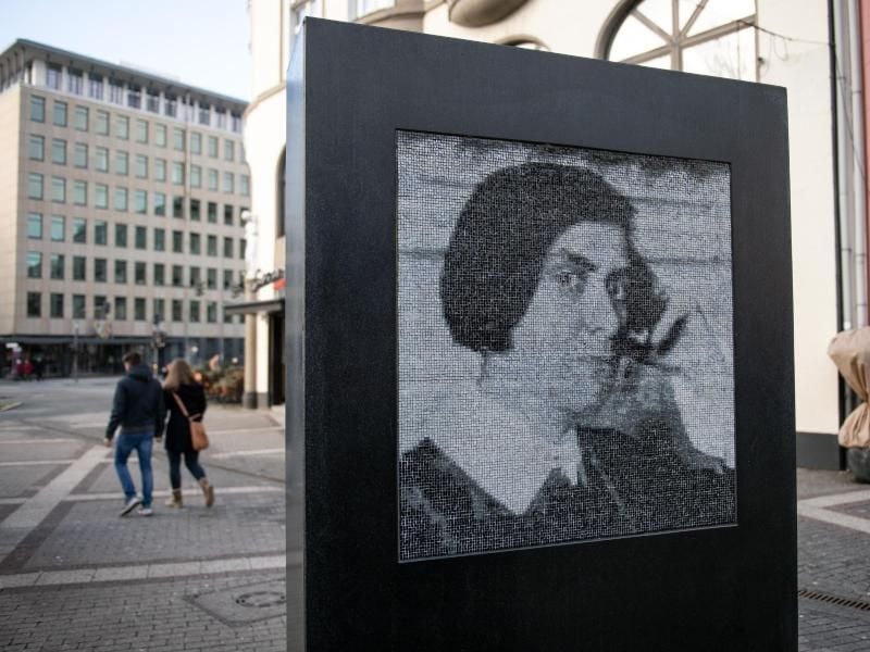 Ein Denkmal für Else Lasker-Schüler steht in der Fußgängerzone in Wuppertal. Foto: Bernd Thissen