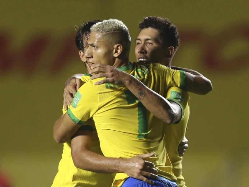 Fußball: WM-Qualifikation, Brasilien - Venezuela. Brasiliens Roberto Firmino (r) jubelt mit seinen Mannschaftskollegen über sein Tor. Foto: Fernando Bizerra/Pool EFE/AP/dpa
