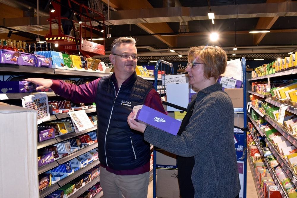 Markt-Betreiber Steffen Müller und Mitarbeiterin Kerstin Haupt räumen ein Regal ein. Rund 20 000 Artikel hat der Edeka in seinem Sortiment.