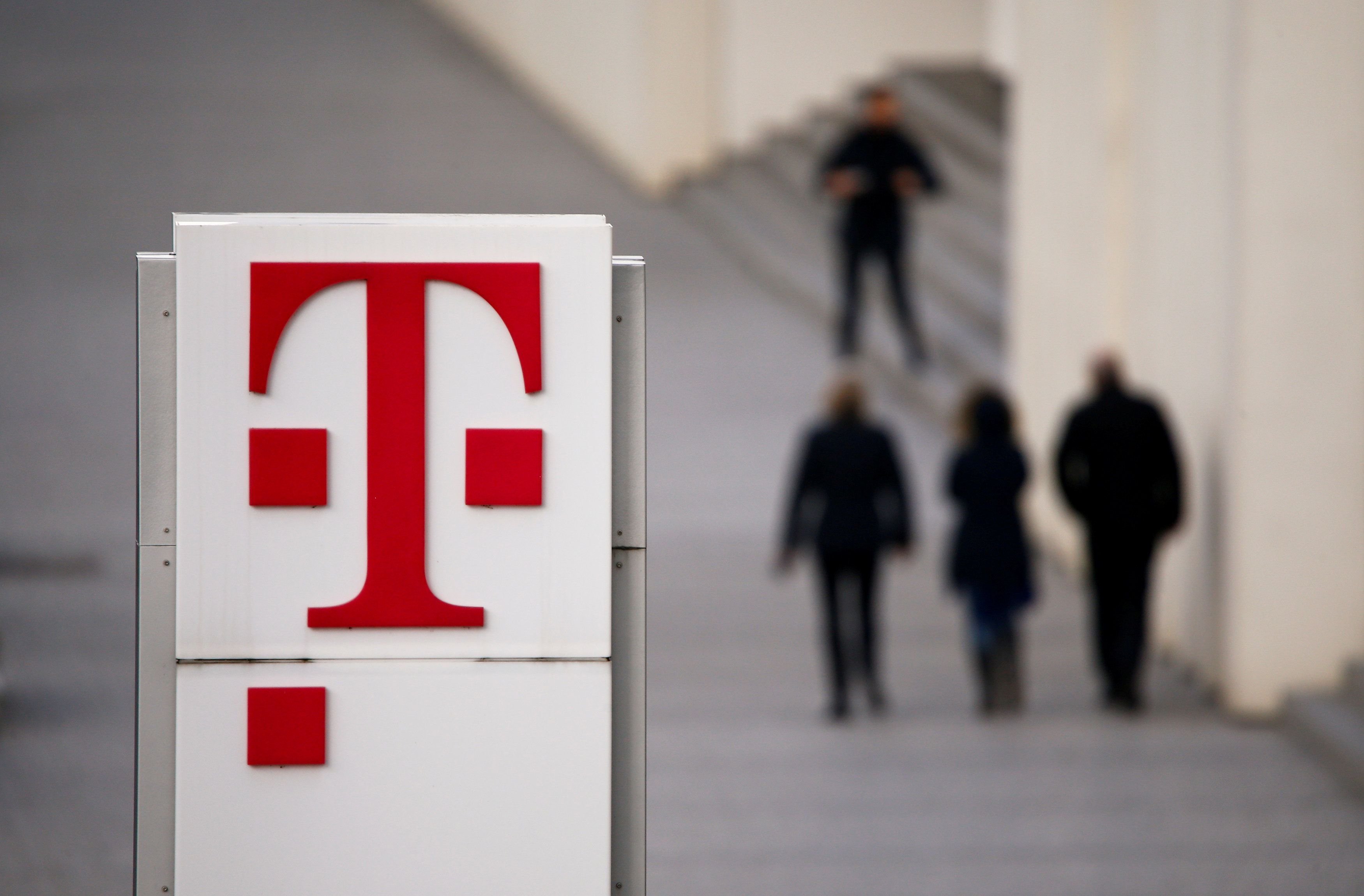 Das Telekom-Logo in Bonn. (Symbolbild)