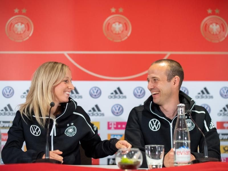 Co-Trainer Patrik Grolimund und Kathrin Hendrich bei der Pk der deutschen Frauen-Nationalmannschaft. Foto: Sebastian Gollnow