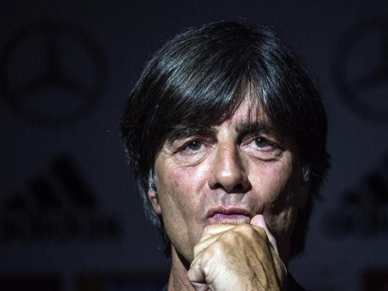 Bundestrainer Joachim Löw schaut bei der Bekanntgabe des vorläufigen WM-Kaders deutschen Fußball-Nationalmannschaft nachdenklich drein. Foto: Federico Gambarini