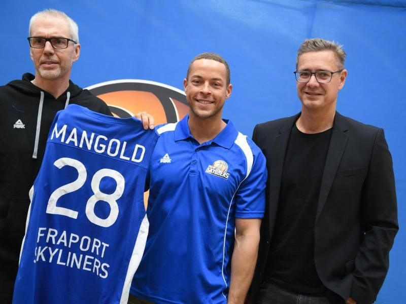 Die Fraport Skyliners präsentieren ihren Neuzugang Andrej Mangold (M). Foto: Arne Dedert/dpa/Archiv