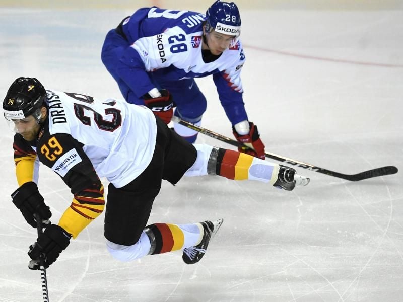 DEB-Star Leon Draisaitl (l) beim Duell mit dem Slowaken Marian Studenic. Foto: Monika Skolimowska