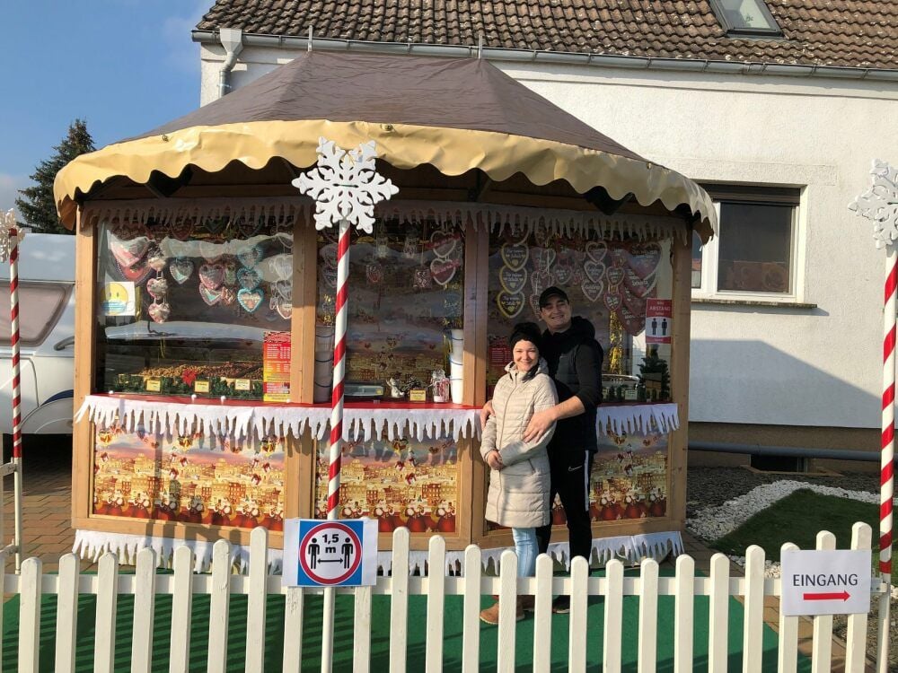 Sarah und Alexander Sperlich vor ihrem Zuckerhäuschen in Seyda