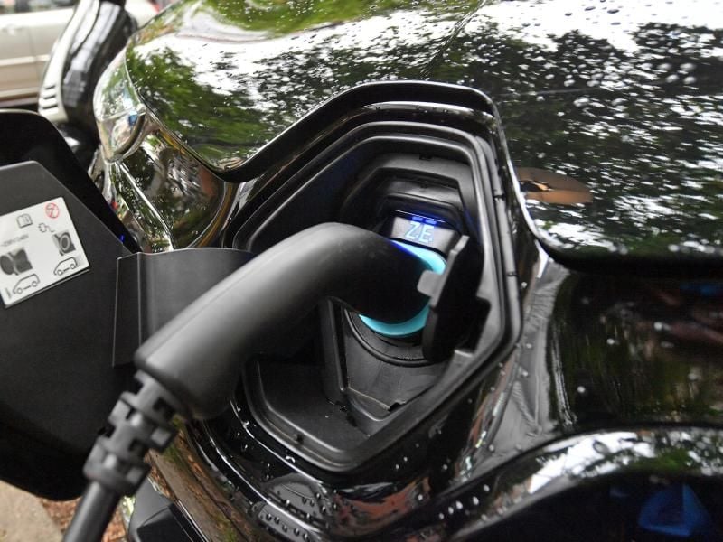 Ein Elektroauto lädt. Foto: Hendrik Schmidt/Archiv