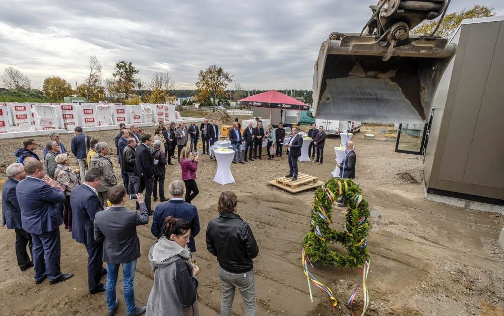 In Coswig wurde am Freitag Richtfest gefeiert. Hier entsteht an der Autobahn 9 ein moderner Autohof mit Tankstelle, Restaurant und Entertainmentcenter. Investiert werden in das Gesamtprojekt zehn Millionen Euro.