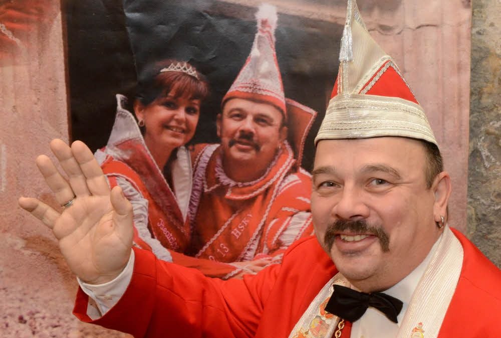 Ingo Küßner doppelt - im Hintergrund ein Plakat von 2012, wo er mit seiner Frau Beatrice das hallesche Karnevals-Prinzenpaar stellte.