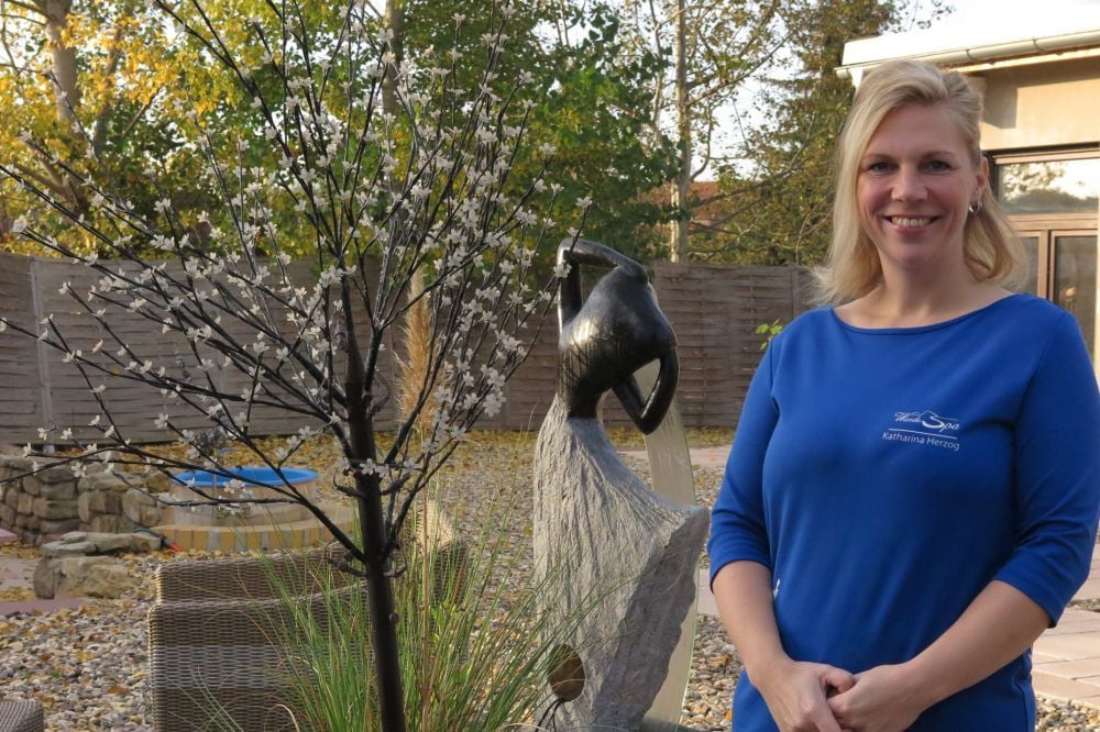 Katharina Herzog im Garten ihres Würde-Spas, einer der Orte, an dem sie sich am wohlsten fühlt.