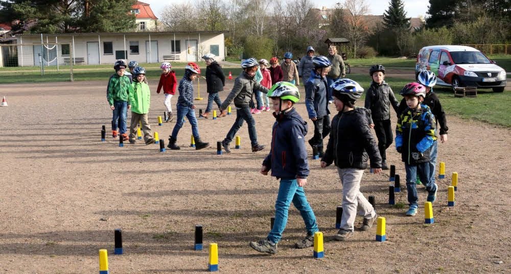 Vor dem Start mit dem Fahrrad wurde beim Verkehrsprojekttag an der Grundschule Seyda der Parcours abgelaufen. Hier geht es durch das S, das die Acht ersetzt, die in vergangenen Jahren durchfahren werden musste.