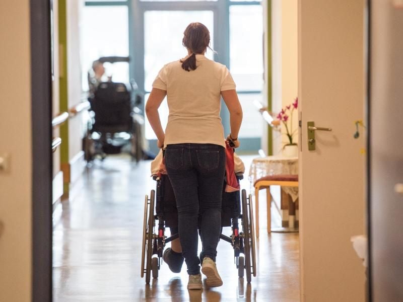 Auch in eine Pflegeeinrichtung kann es zu einer sexuellen Belästigung kommen. Foto: Christophe Gateau
