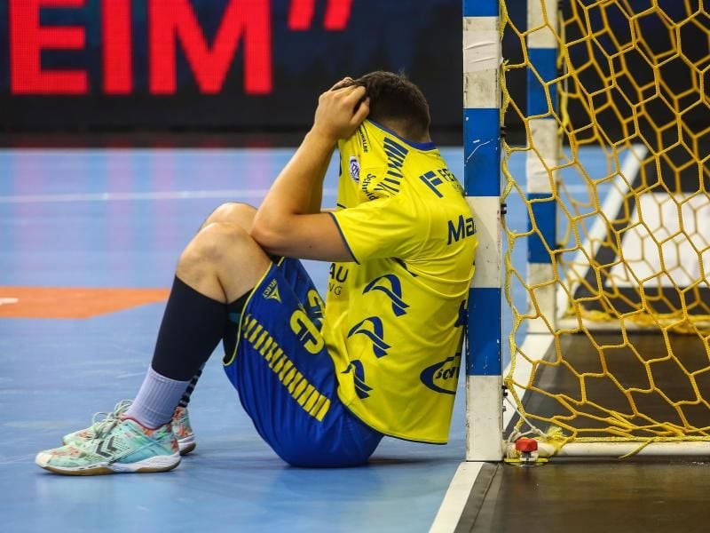 Ivan Martinovic vom VfL Gummersbach sitzt nach Spielende niedergeschlagen am Tor: Der Handball-Dino steigt ab. Foto: Christoph Schmidt