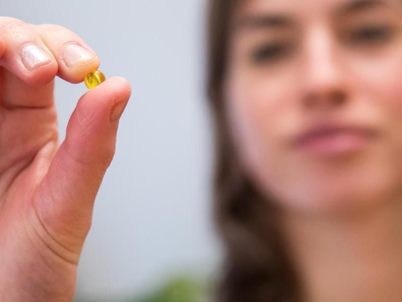 Kann man einnehmen, muss man aber nicht: Kapseln mit Omega-3-Fettsäuren sind nach Einschätzung der Stiftung Warentest verzichtbar. Foto: Christin Klose/dpa-tmn
