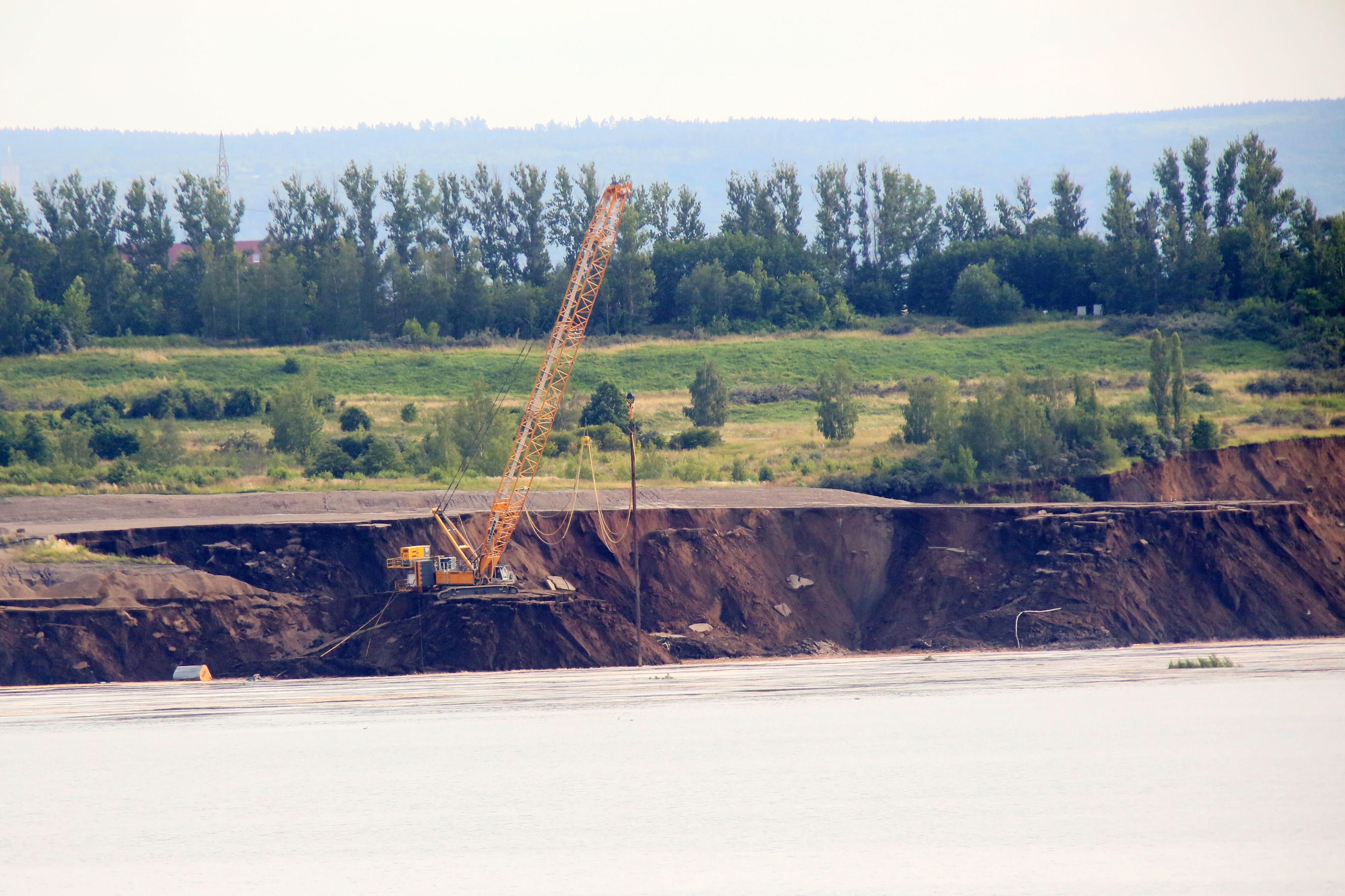 Am Concordiasee rutschte ein Radlader ab. Das Foto zeigt einen Blick auf die Unglücksstelle.