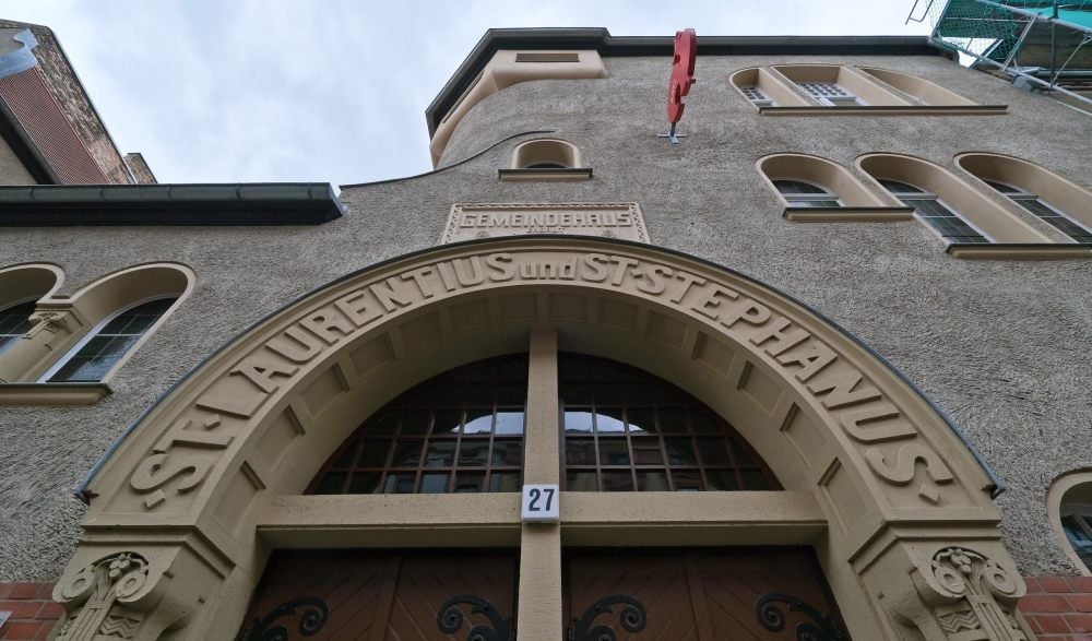 Das Gemeindehaus in der Puschkinstraße ist der Reformatorin Felicitas von Selmenitz gewidmet. Der historische Bogen nennt jedoch die beiden evangelischen Gemeinden.