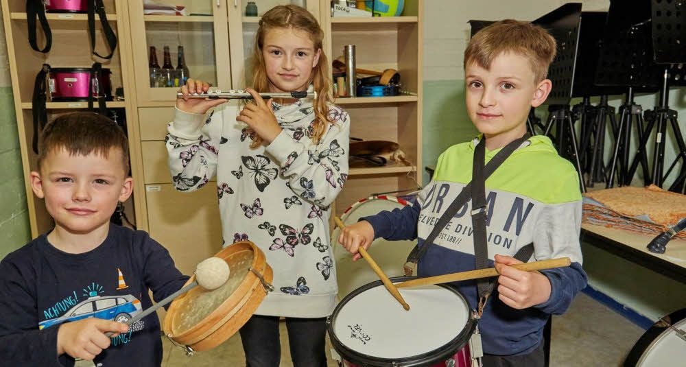 Max (von links), Luna und Phileas Krakau spielen seit rund einem halben Jahr im Bernburger Spielmannszug.