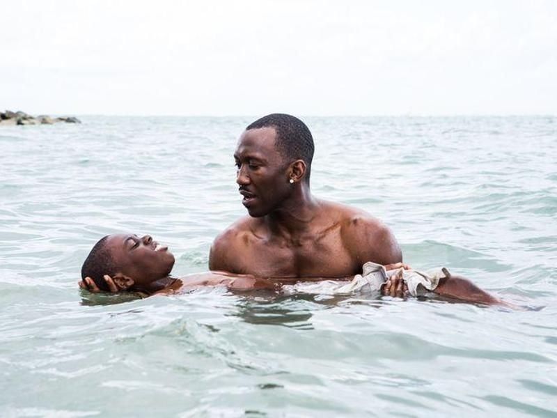 Juan (Mahershala Ali) bringt dem jungen Chiron (Alex R. Hibbert) das Schwimmen bei. Foto: DCM