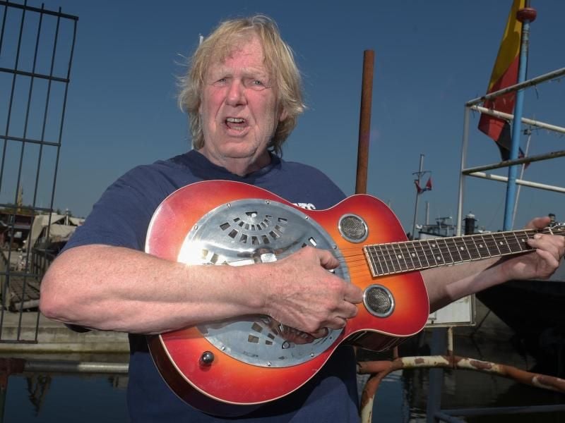 Gunter Gabriel vor seinem Hausboot. Foto: Axel Heimken