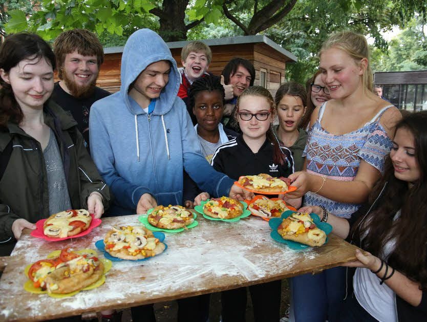 Junge Christen aus drei Partnergemeinden in Deutschland und England backten am Freitagabend im Martinszentrum Pizza.