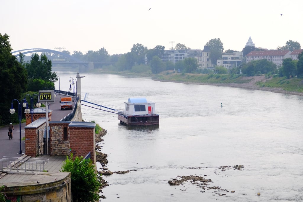Die Digitalanzeige des Elbe-Pegels Strombrücke in Magdeburg zeigt Ende Juli 49 Zentimeter an.