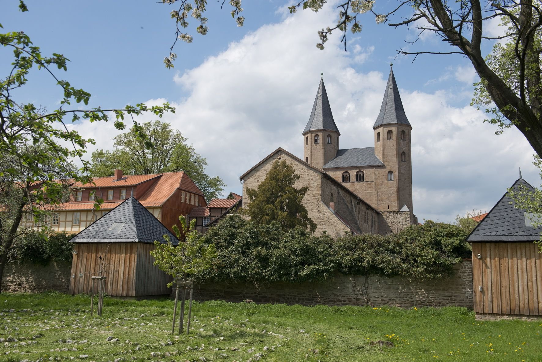Blick auf die Klosterkirche und das frühere Benediktinerkloster in Drübeck