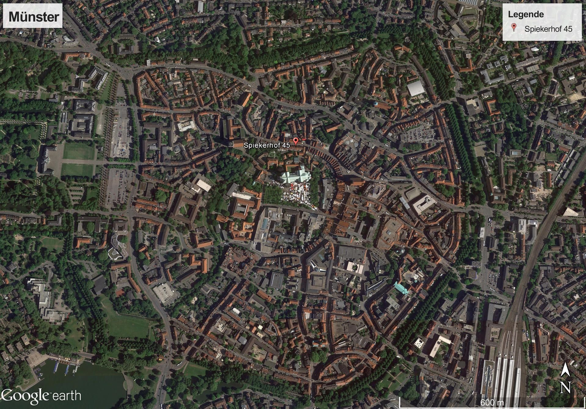 Eine Satellitenaufnahme zeigt die Innenstadt von Münster mit einer Markierung auf der Straße Spiekerhof nördlich des Doms.