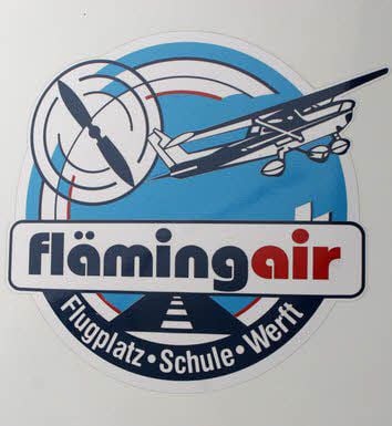 Das Logo der Fläming Air GmbH, die den Verkehrslandeplatz Oehna-Zellendorf betreibt, zeigt wofür das im Oktober 1990 von Rudolf Hackel gegründete Unternehmen sonst noch steht: für eine Flugzeugwerft und eine Pilotenschule.