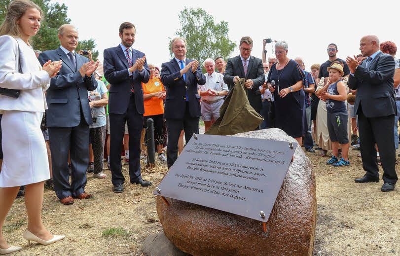 Vertreter der russischen und amerikanischen Botschaft, des Landes sowie der Stadt Wittenberg enthüllen die Gedenktafel am Sportplatz.