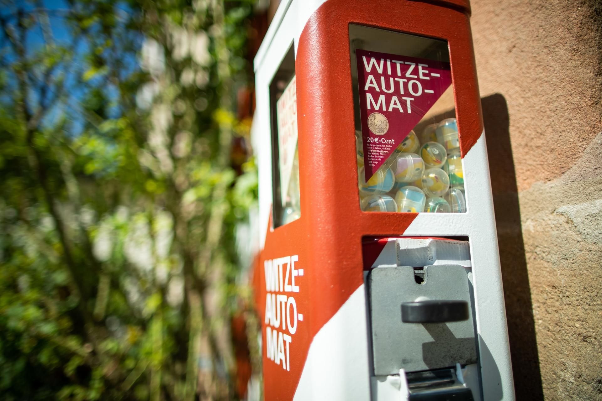 In Nürnberg steht der weltweit erste Witzeautomat.